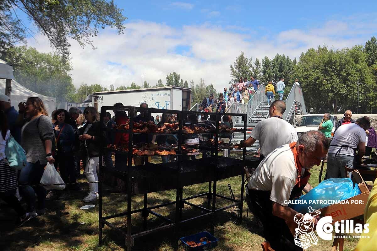 La mañana amanecía nublada y húmeda pero el día ha levantado y el Parque del Parral se ha llenado de burgaleses y amigos para celebrar la Festividad del Curpillos entre las carpas de las peñas