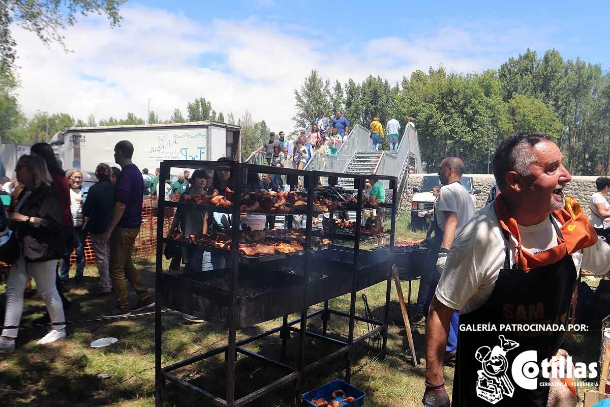 La mañana amanecía nublada y húmeda pero el día ha levantado y el Parque del Parral se ha llenado de burgaleses y amigos para celebrar la Festividad del Curpillos entre las carpas de las peñas