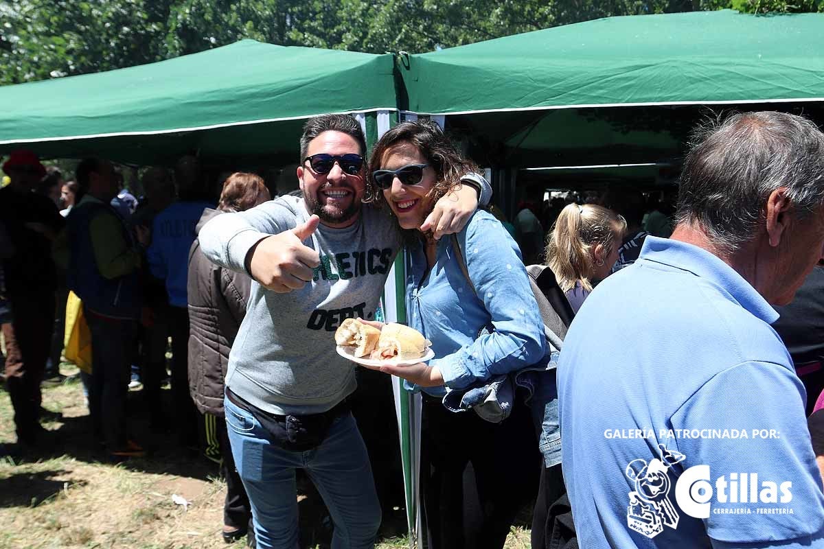 La mañana amanecía nublada y húmeda pero el día ha levantado y el Parque del Parral se ha llenado de burgaleses y amigos para celebrar la Festividad del Curpillos entre las carpas de las peñas