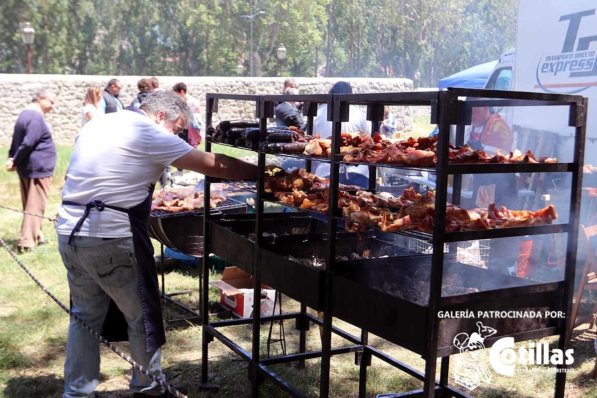 La mañana amanecía nublada y húmeda pero el día ha levantado y el Parque del Parral se ha llenado de burgaleses y amigos para celebrar la Festividad del Curpillos entre las carpas de las peñas