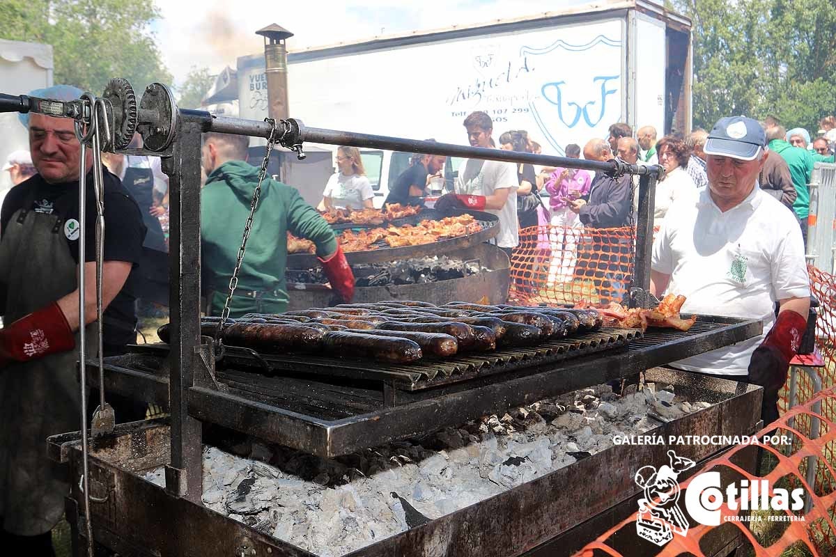 La mañana amanecía nublada y húmeda pero el día ha levantado y el Parque del Parral se ha llenado de burgaleses y amigos para celebrar la Festividad del Curpillos entre las carpas de las peñas