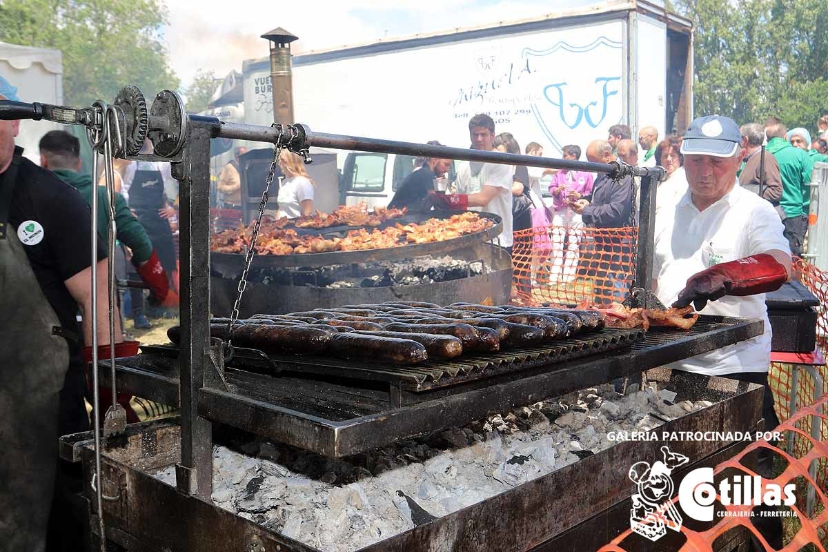 La mañana amanecía nublada y húmeda pero el día ha levantado y el Parque del Parral se ha llenado de burgaleses y amigos para celebrar la Festividad del Curpillos entre las carpas de las peñas