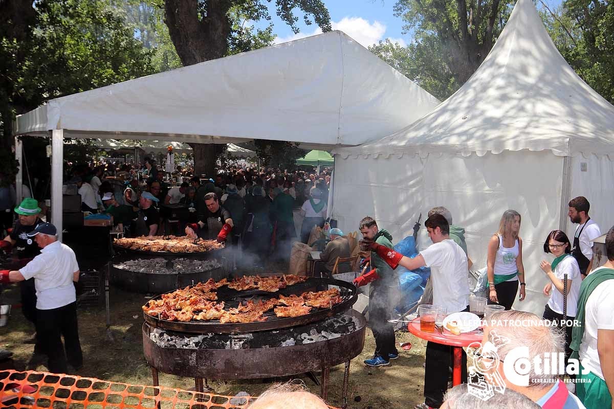 La mañana amanecía nublada y húmeda pero el día ha levantado y el Parque del Parral se ha llenado de burgaleses y amigos para celebrar la Festividad del Curpillos entre las carpas de las peñas