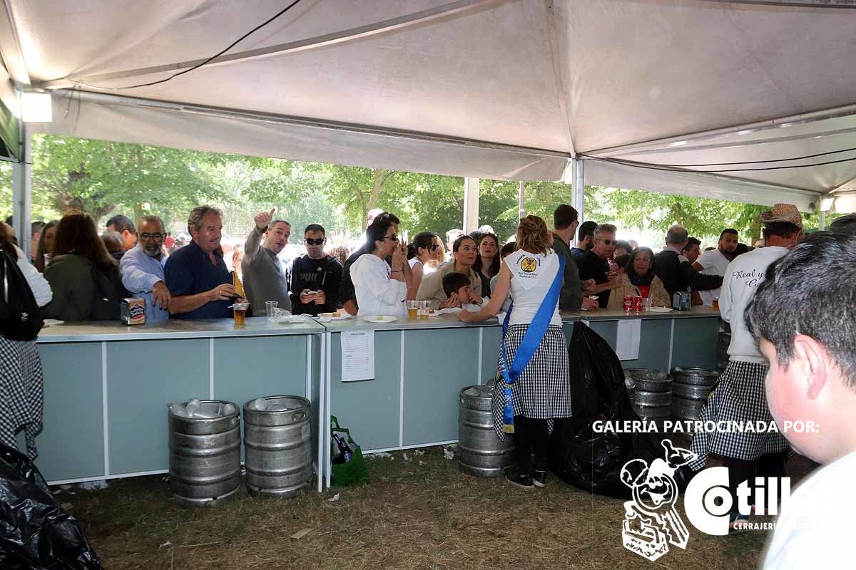 La mañana amanecía nublada y húmeda pero el día ha levantado y el Parque del Parral se ha llenado de burgaleses y amigos para celebrar la Festividad del Curpillos entre las carpas de las peñas