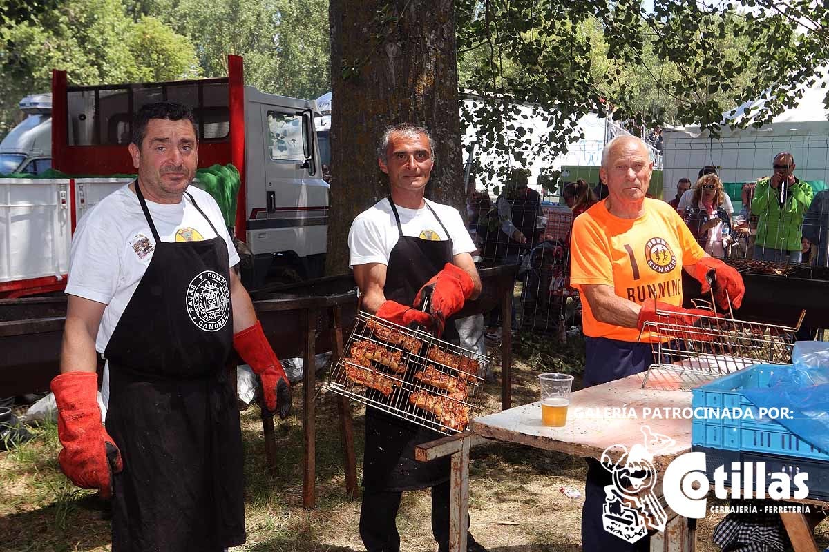 La mañana amanecía nublada y húmeda pero el día ha levantado y el Parque del Parral se ha llenado de burgaleses y amigos para celebrar la Festividad del Curpillos entre las carpas de las peñas