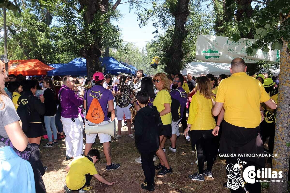 La mañana amanecía nublada y húmeda pero el día ha levantado y el Parque del Parral se ha llenado de burgaleses y amigos para celebrar la Festividad del Curpillos entre las carpas de las peñas