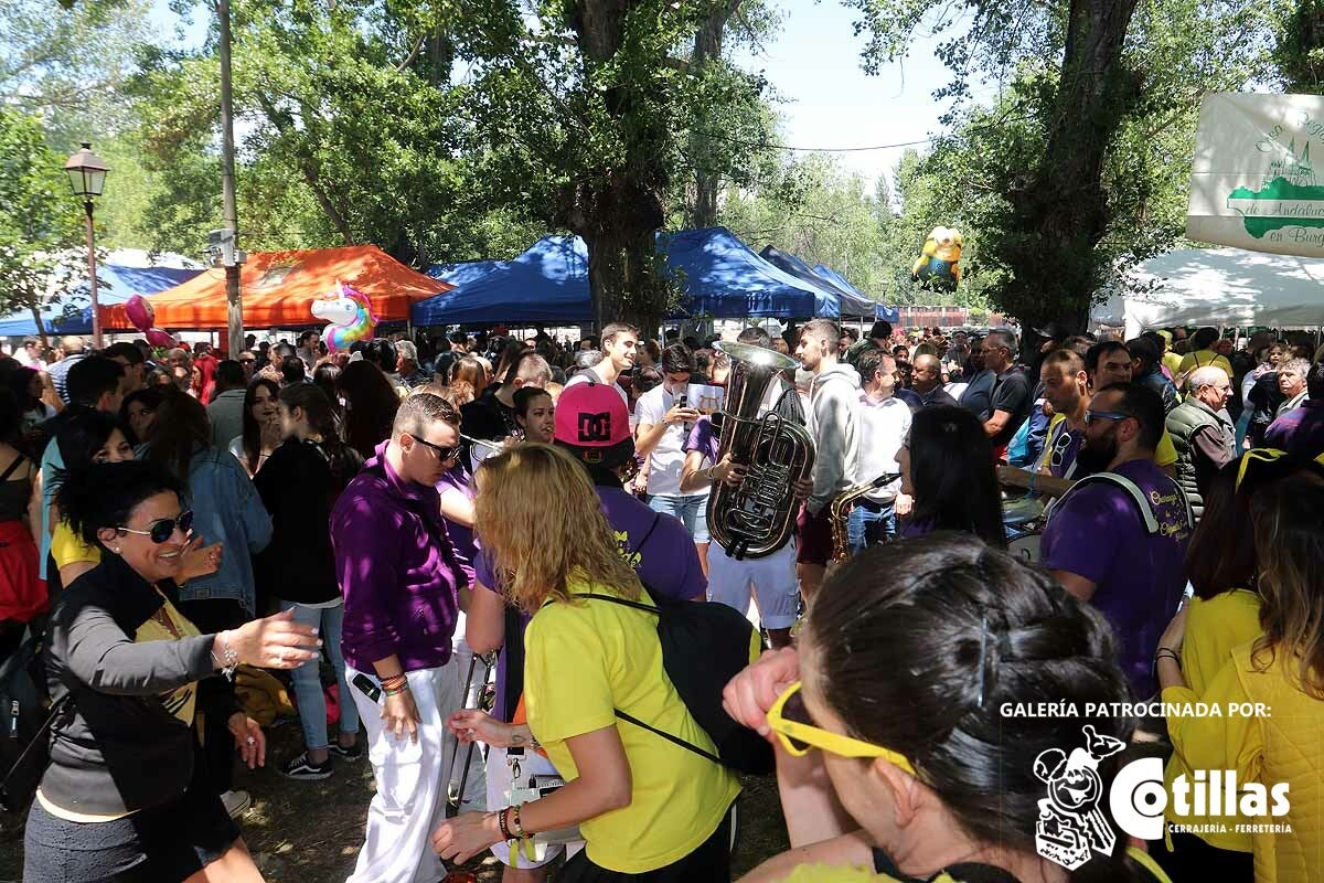 La mañana amanecía nublada y húmeda pero el día ha levantado y el Parque del Parral se ha llenado de burgaleses y amigos para celebrar la Festividad del Curpillos entre las carpas de las peñas