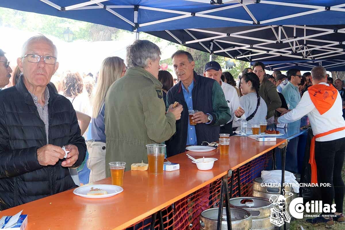 La mañana amanecía nublada y húmeda pero el día ha levantado y el Parque del Parral se ha llenado de burgaleses y amigos para celebrar la Festividad del Curpillos entre las carpas de las peñas