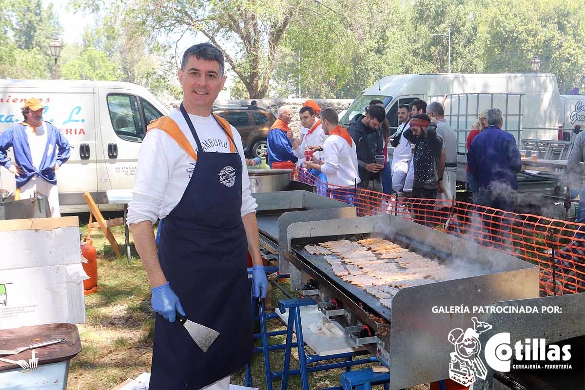 La mañana amanecía nublada y húmeda pero el día ha levantado y el Parque del Parral se ha llenado de burgaleses y amigos para celebrar la Festividad del Curpillos entre las carpas de las peñas