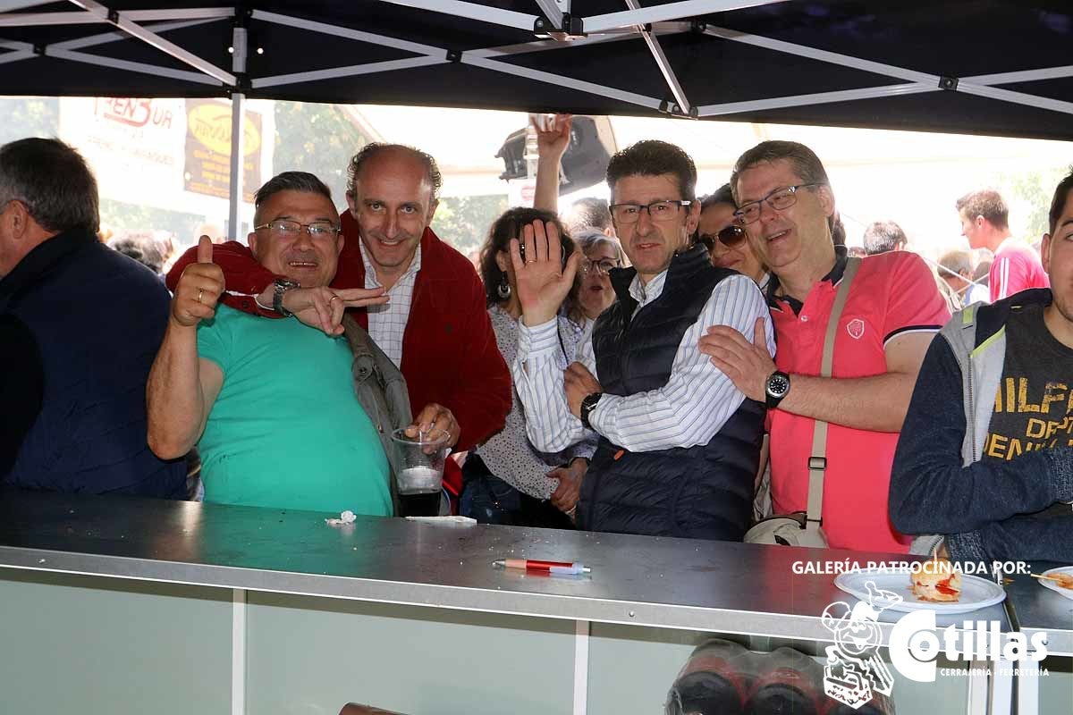 La mañana amanecía nublada y húmeda pero el día ha levantado y el Parque del Parral se ha llenado de burgaleses y amigos para celebrar la Festividad del Curpillos entre las carpas de las peñas