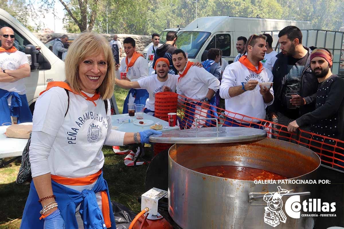 La mañana amanecía nublada y húmeda pero el día ha levantado y el Parque del Parral se ha llenado de burgaleses y amigos para celebrar la Festividad del Curpillos entre las carpas de las peñas