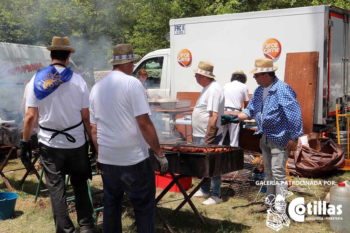 La mañana amanecía nublada y húmeda pero el día ha levantado y el Parque del Parral se ha llenado de burgaleses y amigos para celebrar la Festividad del Curpillos entre las carpas de las peñas