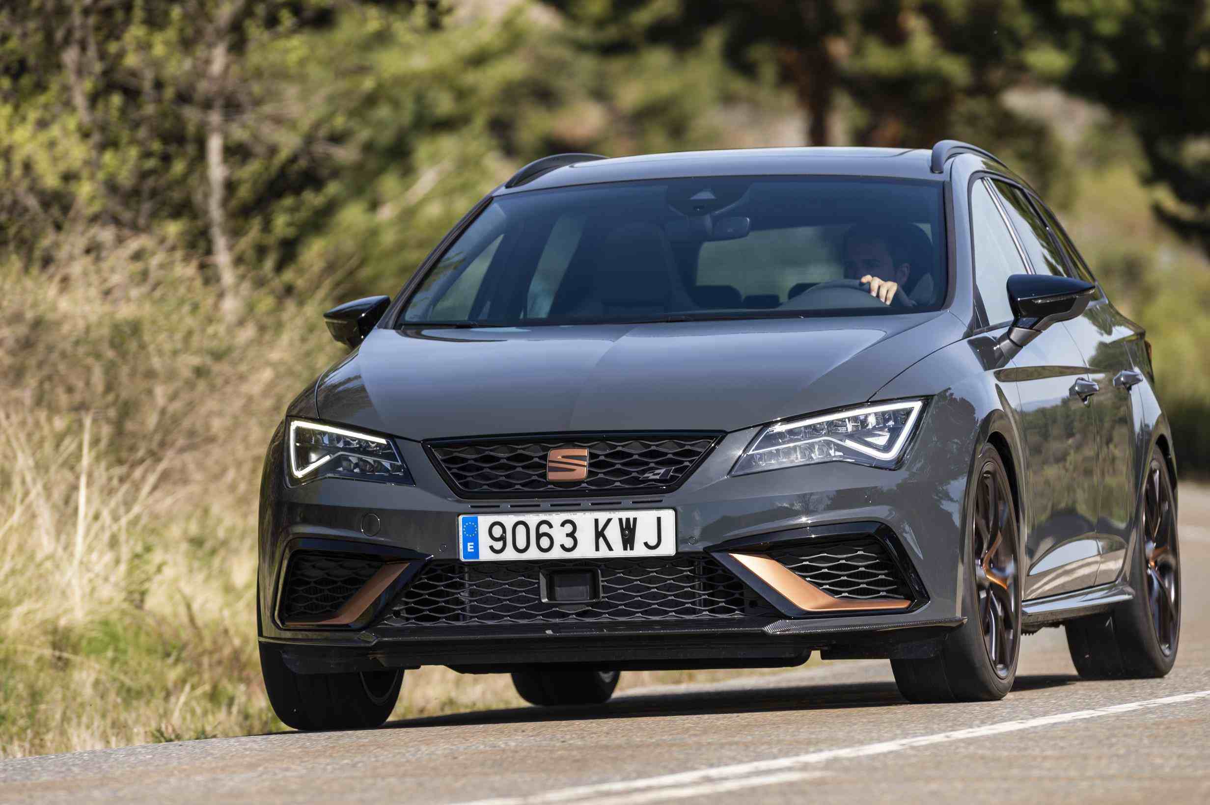 Seat comercializa una serie limitada a 300 unidades del nuevo León ST Cupra R, con 300 caballos de potencia, tracción a las cuatro ruedas y caja de cambios automática DSG de siete relaciones.