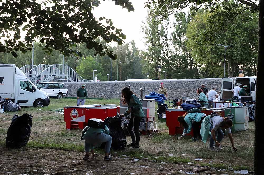 El servicio de SEMAT ha tenido que redoblar esfuerzos para dejar limpio El Parral y alrededores tras la fiesta de las peñas, mientras que Protección Civil y Cruz Roja tuvieron también una jornada movidita con más de 150 intervenciones