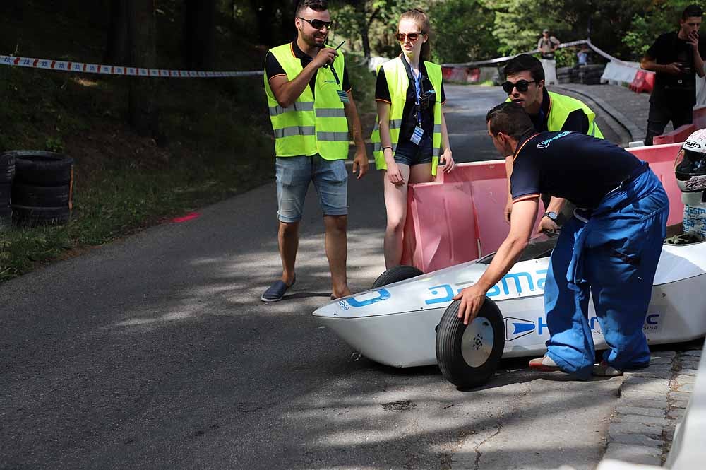 38 pilotos de toda España compiten por ser el más rápido con su coche de inercia en la sexta edición de la Hiperbaric Challenge, una prueba que pretende despertar una vocación tecnológica en sus participantes