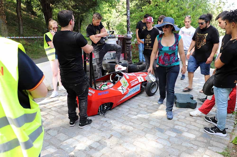 38 pilotos de toda España compiten por ser el más rápido con su coche de inercia en la sexta edición de la Hiperbaric Challenge, una prueba que pretende despertar una vocación tecnológica en sus participantes