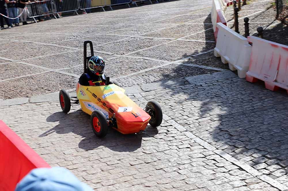 38 pilotos de toda España compiten por ser el más rápido con su coche de inercia en la sexta edición de la Hiperbaric Challenge, una prueba que pretende despertar una vocación tecnológica en sus participantes