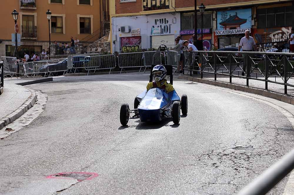 38 pilotos de toda España compiten por ser el más rápido con su coche de inercia en la sexta edición de la Hiperbaric Challenge, una prueba que pretende despertar una vocación tecnológica en sus participantes