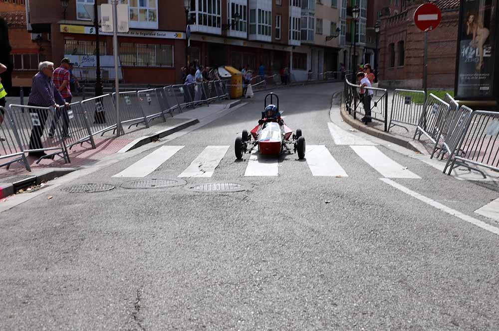 38 pilotos de toda España compiten por ser el más rápido con su coche de inercia en la sexta edición de la Hiperbaric Challenge, una prueba que pretende despertar una vocación tecnológica en sus participantes