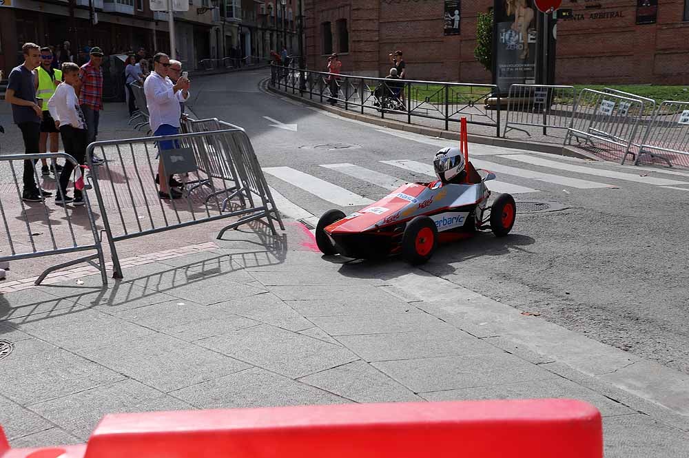 38 pilotos de toda España compiten por ser el más rápido con su coche de inercia en la sexta edición de la Hiperbaric Challenge, una prueba que pretende despertar una vocación tecnológica en sus participantes