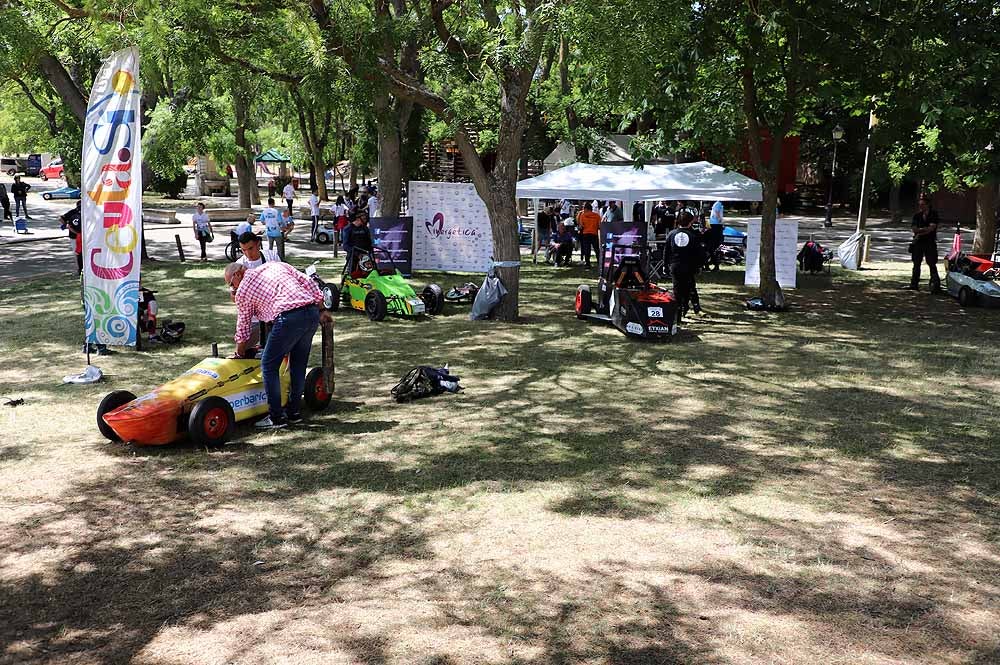 38 pilotos de toda España compiten por ser el más rápido con su coche de inercia en la sexta edición de la Hiperbaric Challenge, una prueba que pretende despertar una vocación tecnológica en sus participantes