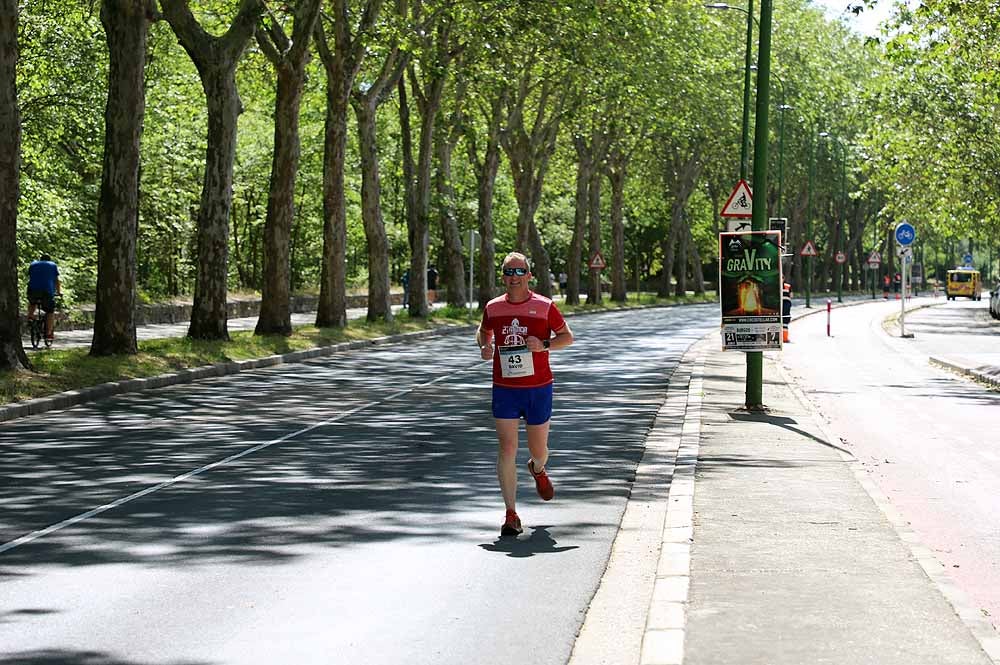 166 corredores de toda España han disputado la 24ª edición de le Media Maratón Ciudad de Burgos,con el burgalés Rubén Castrillo como ganador en categoría masculina y la debutante Virginia Torres como campeona femenina.