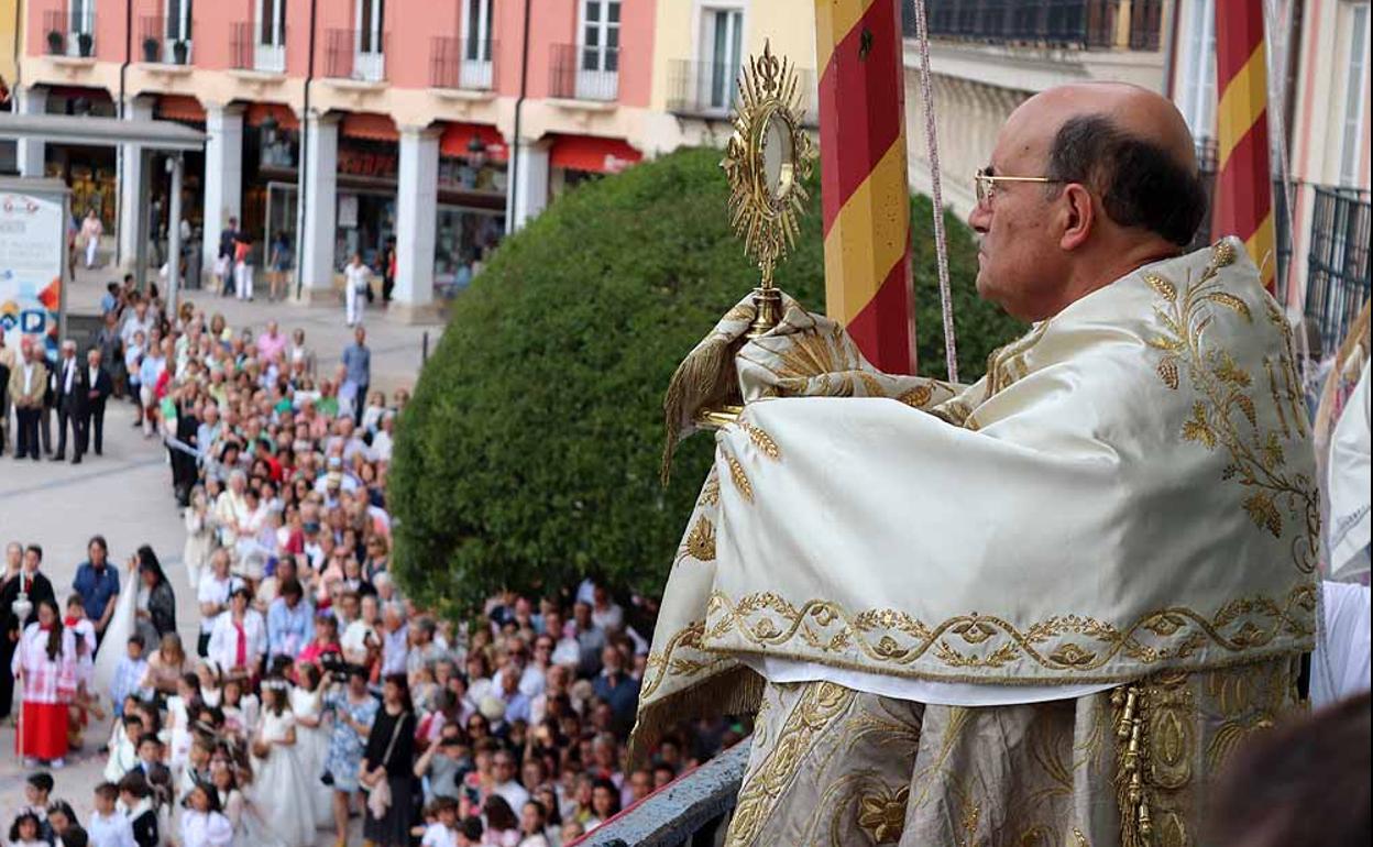 El arzobispo ha bendecido la ciudad desde el balcón de la Casa Consistorial