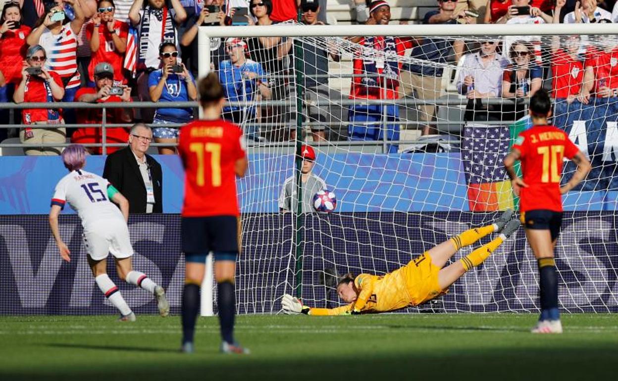 Megan Rapinoe marca de penalti el gol del triunfo de EE UU. 