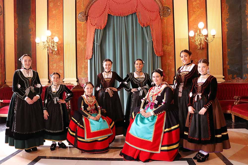 Las ocho miembros de la Corte Real de las Fiestas Mayores de Burgos, entre las que se encuenrtan las dos reinas y sus damas, se visten de gala con los trajes típicos de la serranía de Burgos 