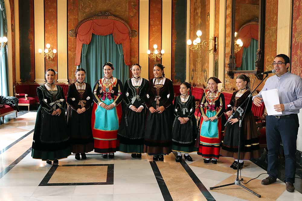Las ocho miembros de la Corte Real de las Fiestas Mayores de Burgos, entre las que se encuenrtan las dos reinas y sus damas, se visten de gala con los trajes típicos de la serranía de Burgos 