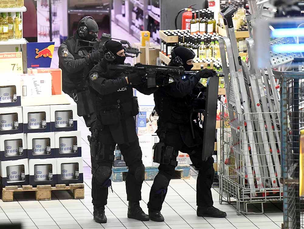 Efectivos de Policía Nacional, Sacyl, Bomberos de Burgos y más cuerpos de seguridad del estado ha particpado en un simulacro de atentado terrorrista. 