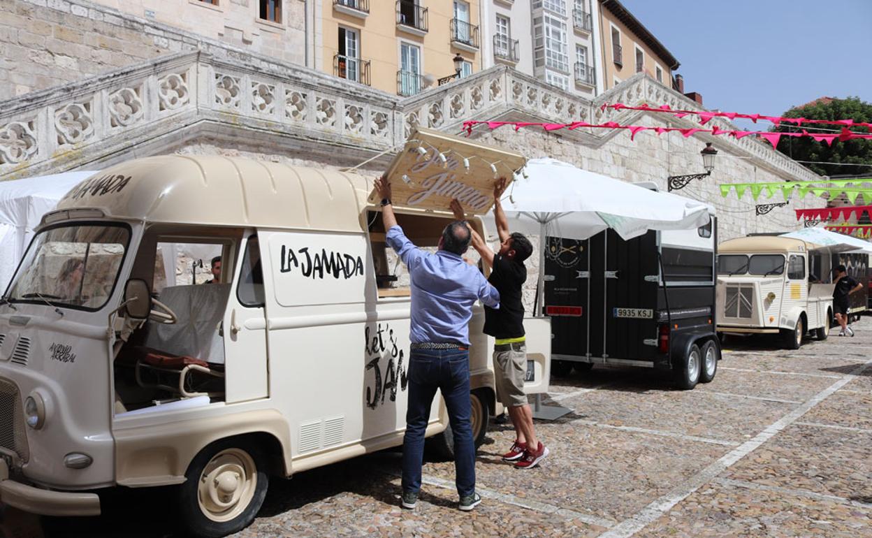 Miembros de una de las furgonetas preparando los últimos detalles 