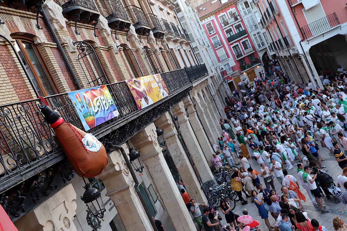Fotos: Imágenes de la llegada de la bota a la Plaza Mayor y el chupinazo