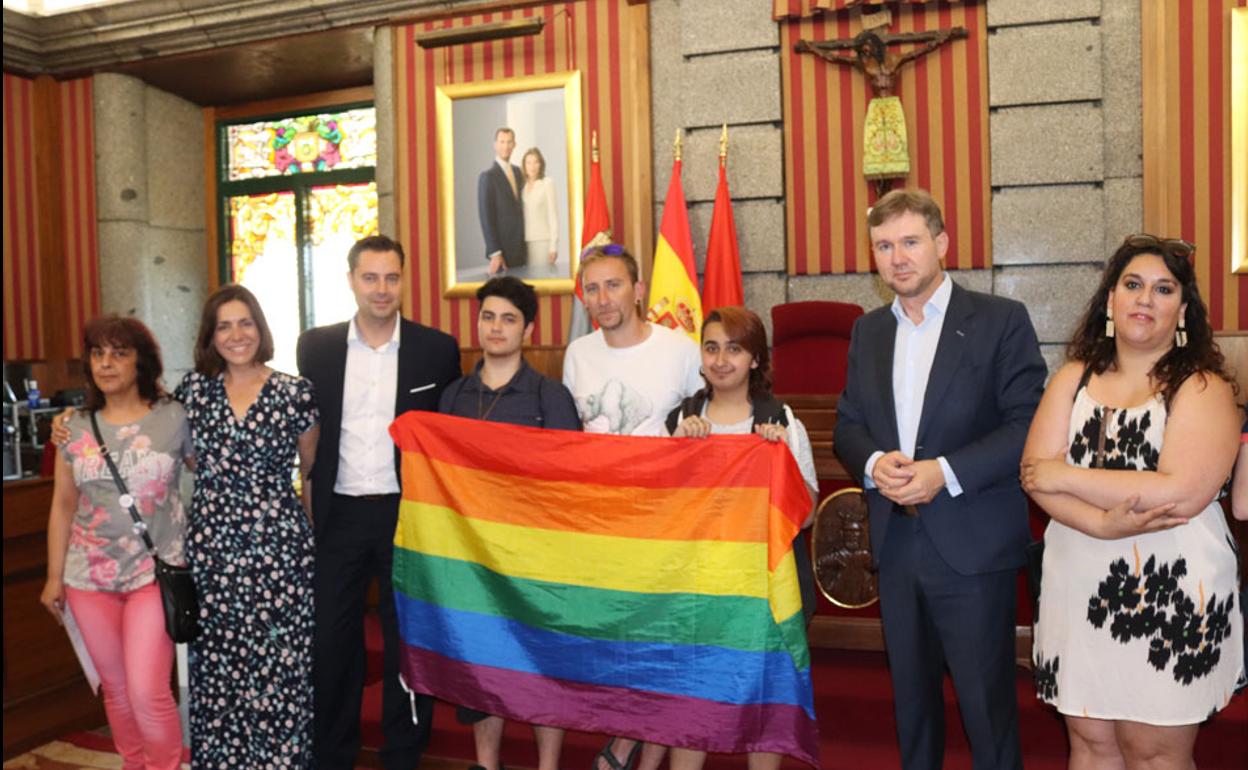 El alcalde Daniel de La Rosa junto conmiembros del colectivo LGTB 