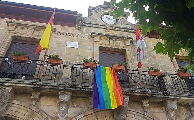 La bandera en el Ayuntamiento de Quintanar de la Sierra. 