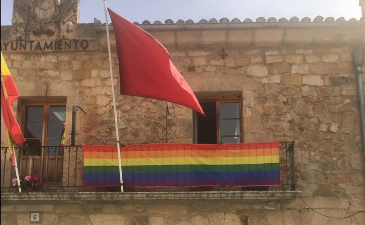 La bandera arcoíris en la fachada del Ayuntamiento de Salas. 