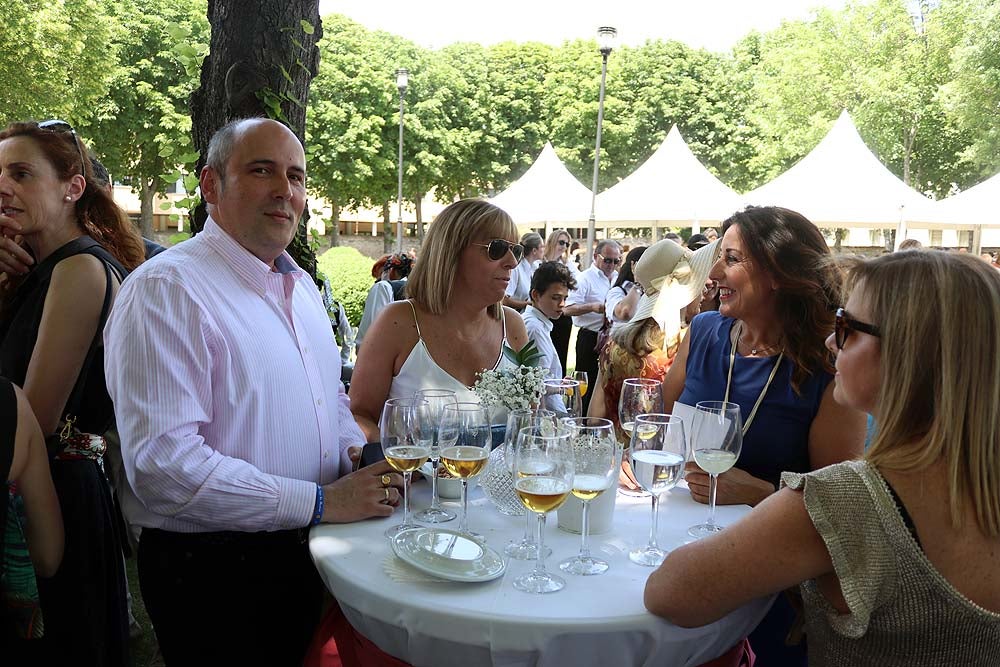 La Corte Real de los Sampedros 2019 junto al alcalde, Daniel de la Rosa, y la concejala de Ferstejos, Blanca Carpintero