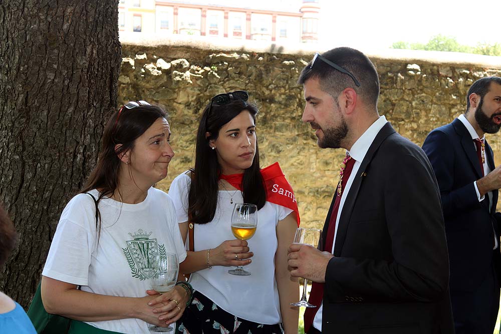 La Corte Real de los Sampedros 2019 junto al alcalde, Daniel de la Rosa, y la concejala de Ferstejos, Blanca Carpintero