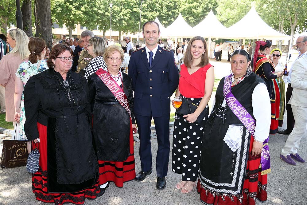 La Corte Real de los Sampedros 2019 junto al alcalde, Daniel de la Rosa, y la concejala de Ferstejos, Blanca Carpintero