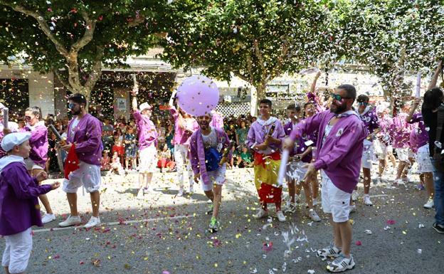 Galería. Imagen de la peña San Esteban durante el desfile