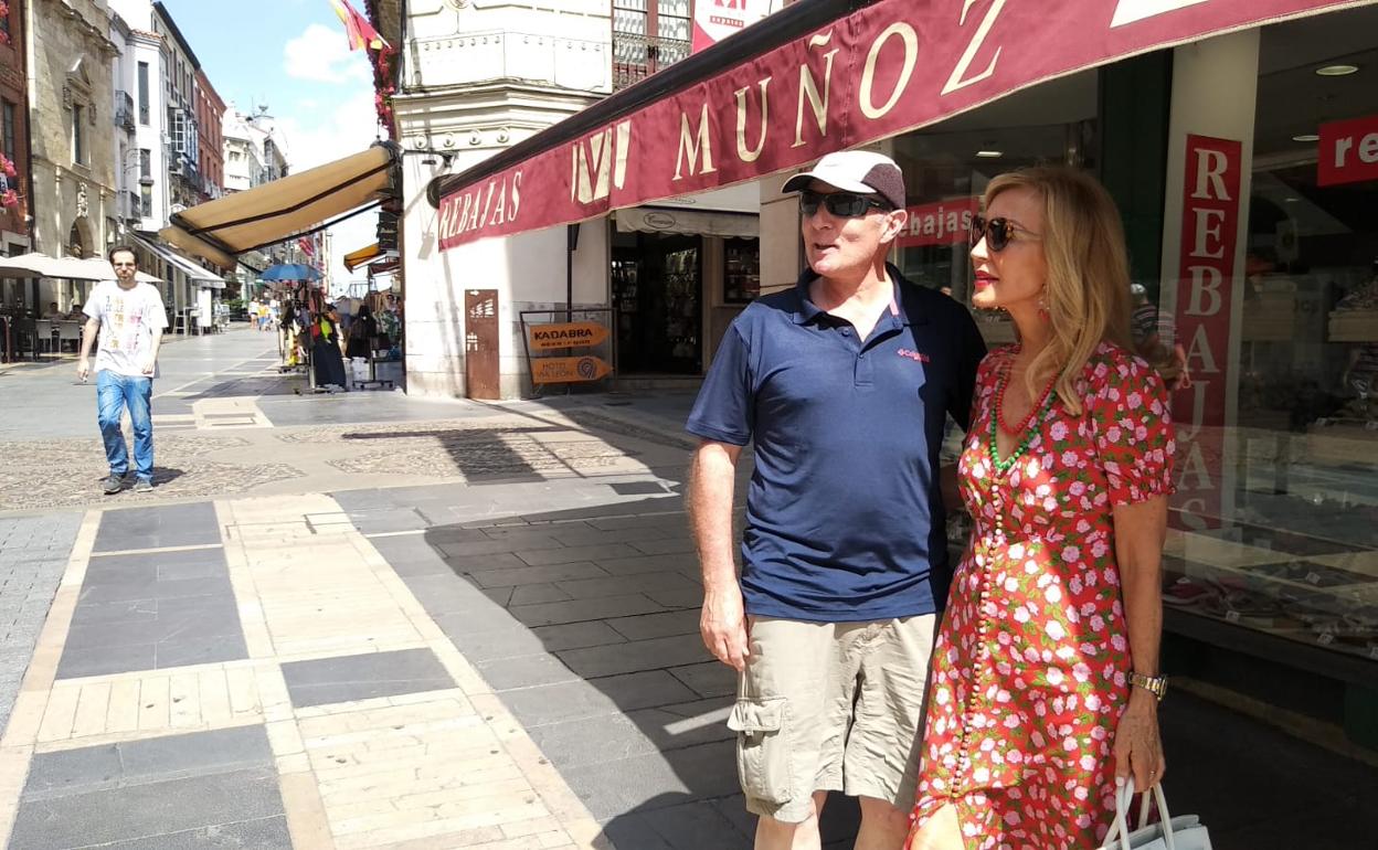 Carmen Lomana posa con un admirador en la calle Ancha. 