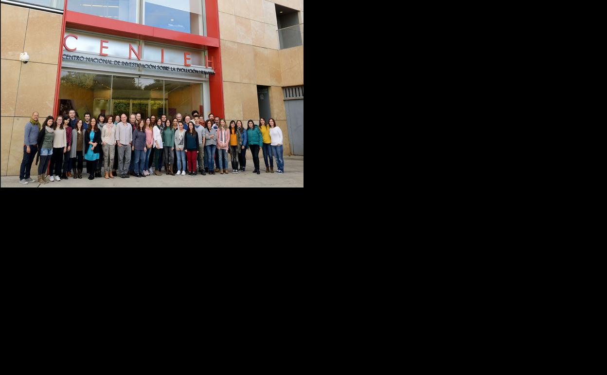 Los trabajadores del CENIEH en la puerta del centro. 