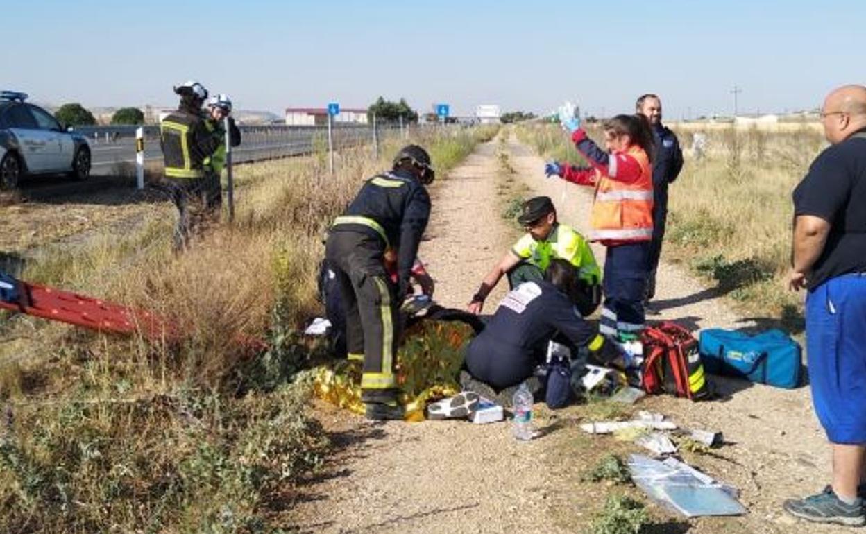 Atención a uno de los heridos en el vuelco de un camión en la A-62