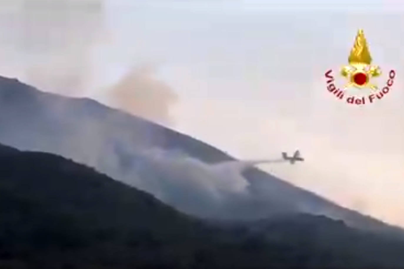 El volcán de la isla de Estrómboli, en el sur de Italia, registró hoy una serie de violentas explosiones con las que expulsó rocas y lava y provocaron la muerte a una persona y dejó a otra herida, confirmaron a Efe fuentes de Protección Civil.