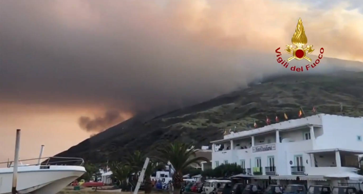 l volcán de la isla de Estrómboli, en el sur de Italia, registró hoy una serie de violentas explosiones con las que expulsó rocas y lava y provocaron la muerte a una persona y dejó a otra herida, confirmaron a Efe fuentes de Protección Civil.