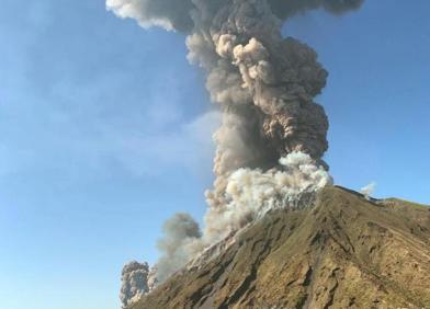 Imagen secundaria 1 - Un muerto por la erupción del volcán Estrómboli en Italia