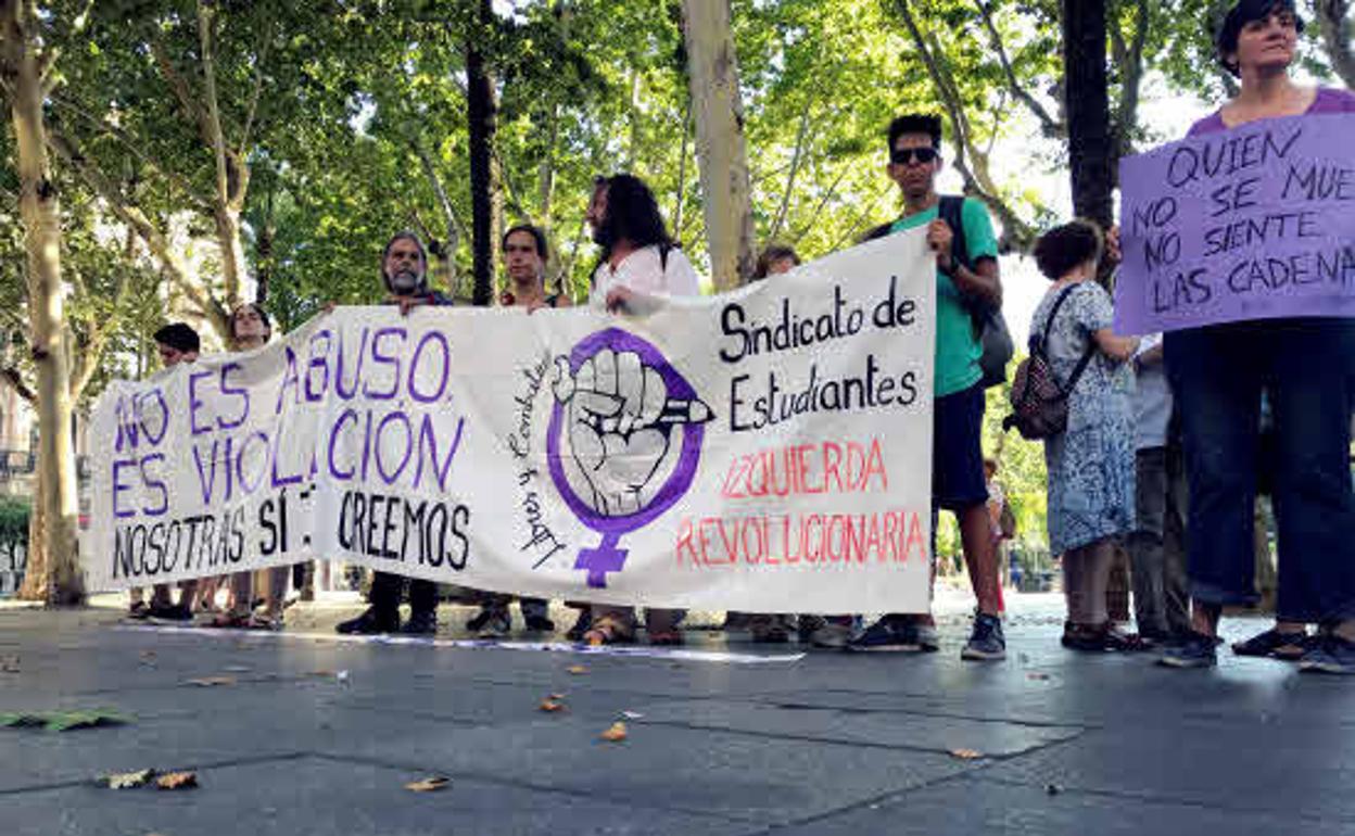 Colectivos feministas celebran la sentencia de La Manada en Sevilla.
