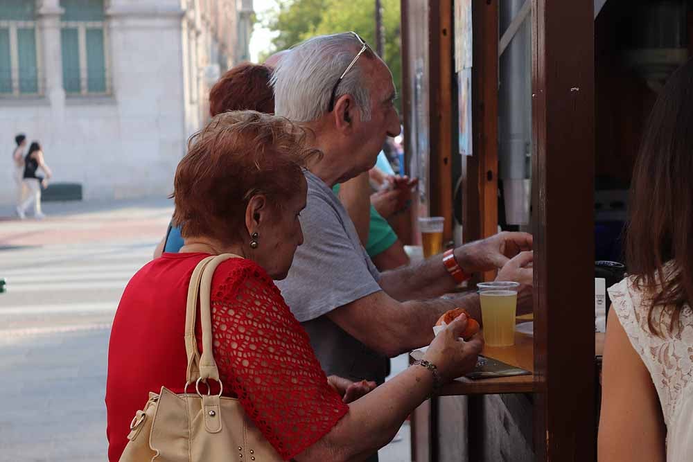 Fotos: Los burgaleses saborean la gran variedad gastronómica que ofrecen casetas y gastronetas durante las fiestas