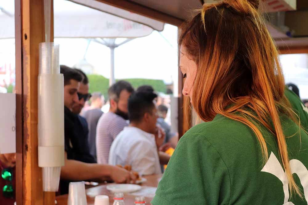 Fotos: Los burgaleses saborean la gran variedad gastronómica que ofrecen casetas y gastronetas durante las fiestas