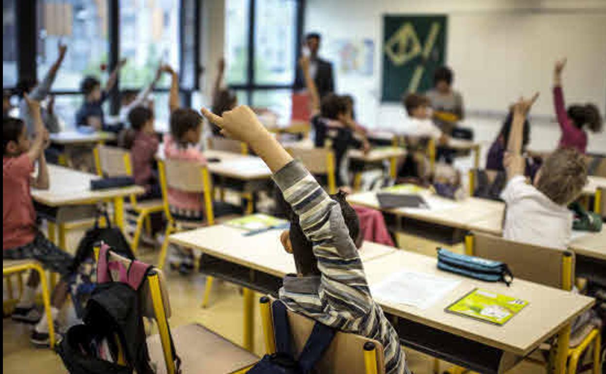 Alumnos asisten al primer día de clase. 